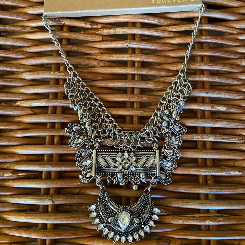 Very beautiful necklace brand new never worn